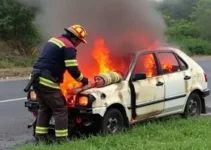 Homem resgatado com vida dentro de carro incendiado