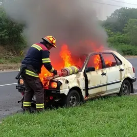 Homem resgatado com vida dentro de carro incendiado