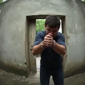 homem que fugiu algemado de delegacia em São José