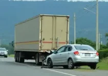 carreta arrasta carro na Dutra