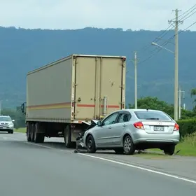 carreta arrasta carro na Dutra