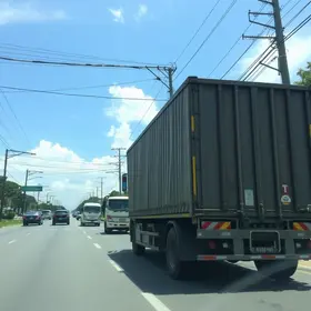 caminhão enrosca em fiação elétrica